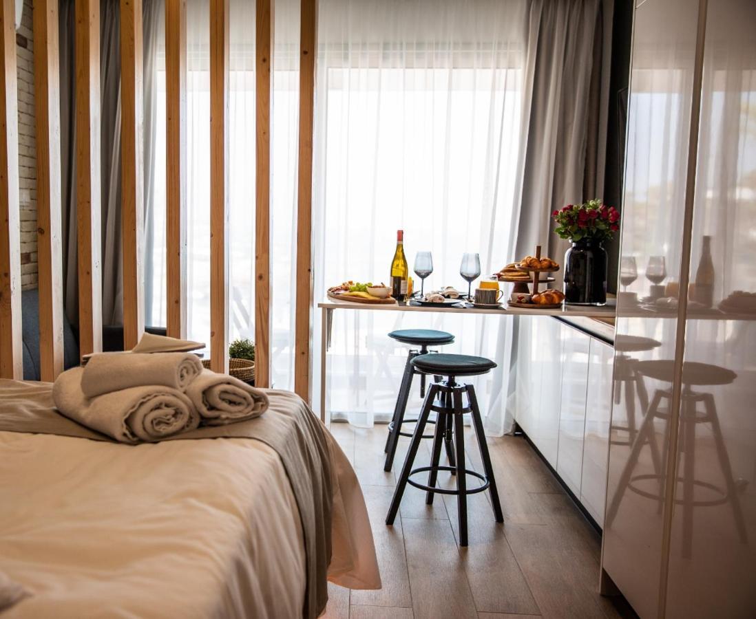 Cosea Living: Seaside Deluxe Suite In Harbour 107B Paphos Eksteriør bilde